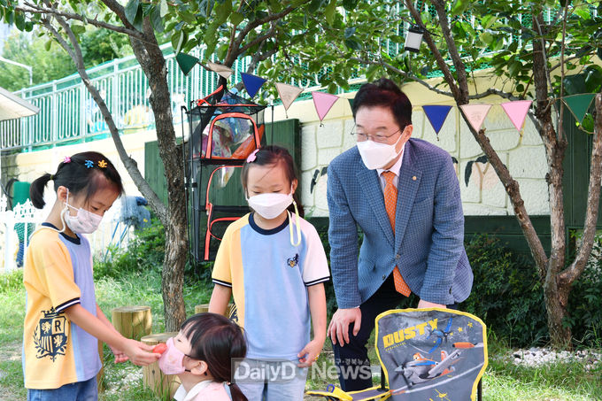임종식 경상북도교육감이 9월 29일 모범적인 방역 활동으로 코로나19 추가 확산을 막아 전국에 소개된 경산중앙유치원을 방문해 어린이들을 살펴보고 있다.