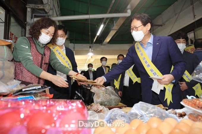 김대권 수성구청장이 29일 청구시장에서 추석맞이 전통시장 장보기 행사에 참여하고 있다. (사진=수성구청 제공)