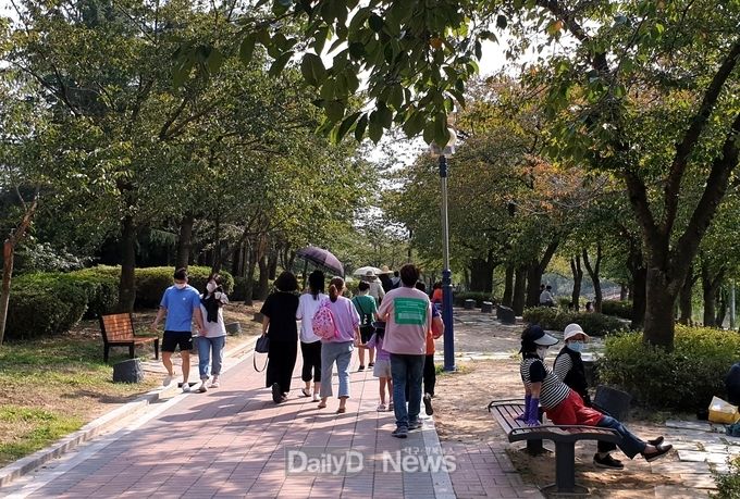 경북문화관광공사(사장 김성조)에 따르면 9월 30일부터 시작된 5일간의 추석 연휴기간 경주 보문관광단지가 철저한 방역속에 10만여 명의 관광객 찾아<br>
