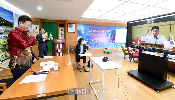 이철우 경상북도지사가 10월 5일 코로나19 상황에도 신남방정책의 교두보 마련과 다양한 분야의 활발한 교류를 위해 리드완 카밀 서자바주지사 첫 화상회의를 개최하고 있다.