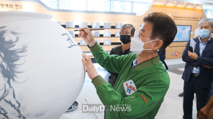 10월 5일 문경찻사발축제 추진위원회는 도청을 방문해 명예문화관광축제 선정을 기념하고, 코로나19 극복을 위한 온라인 참여프로그램인 소원달항아리, 소원접시 릴레이 이벤트를 진행하고 있다.