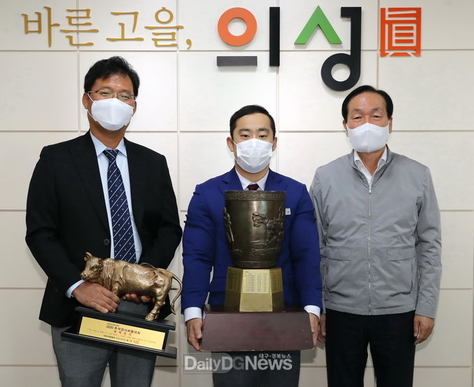 의성군청씨름단 윤필재 4회 연속 추석장사 등극!
