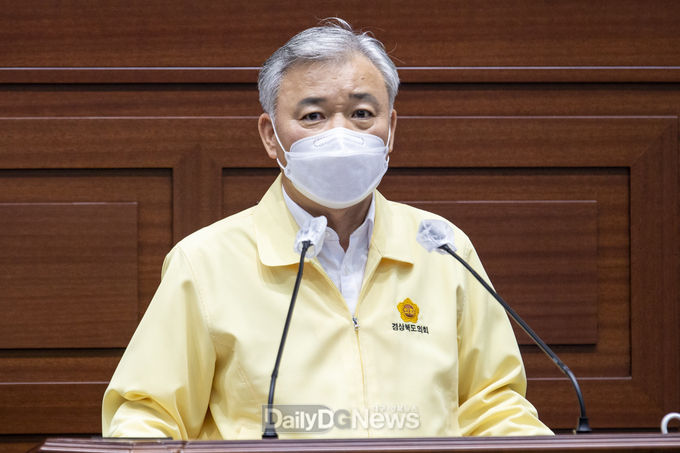 경북도의회 권광택의원이 10월 6일 제319회 임시회 제1차 본회의에서 도정질문을 하고 있다.