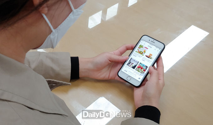 영주시, 농축특산물 쇼핑몰 영주장날 ‘카카오톡 쇼핑하기’ 입점! (스마트폰으로 카카오톡 쇼핑하기를 통해 영주장날을 쇼핑하고 있다.