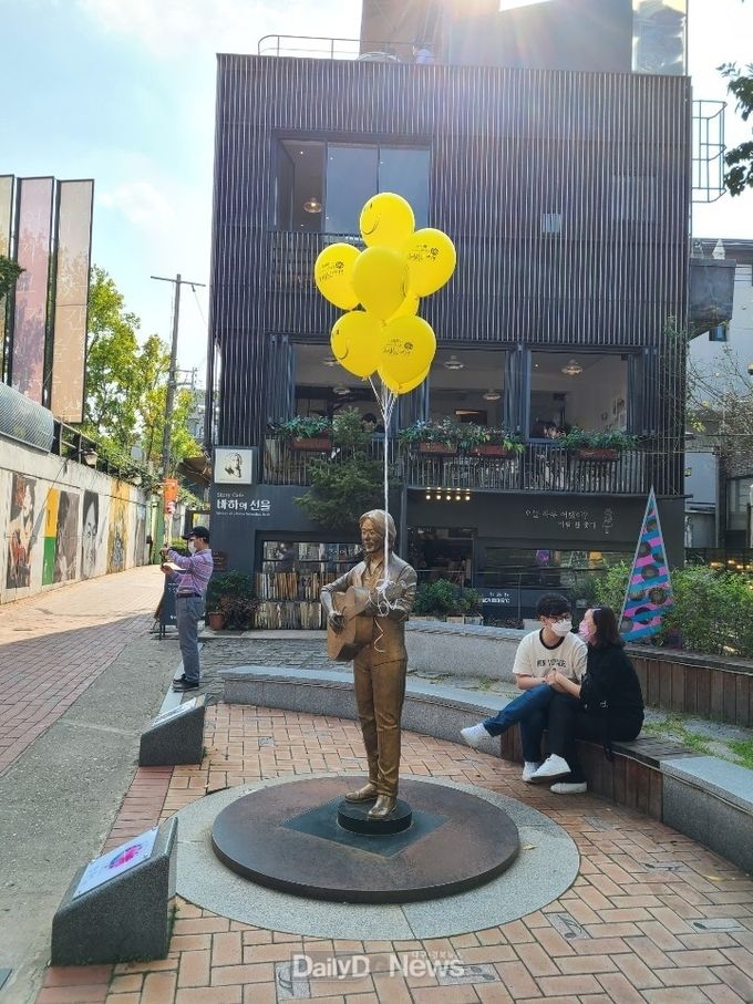 대구 중구 김광석길의 코로나19 희망의 메시지가 새겨진 노랑풍선 모습. (사진=중구청 제공)