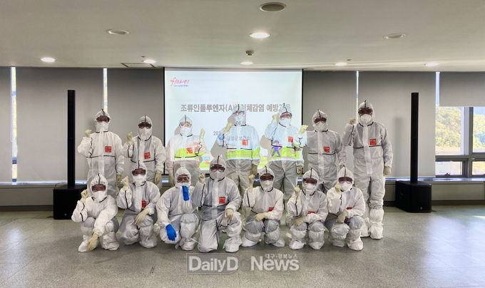 대구 달성군보건소가 10월 6일 조류인플루엔자(AI) 인체감염 예방 교육을 실시하고 기념촬영을 하고 있다. (사진=달성군 제공)