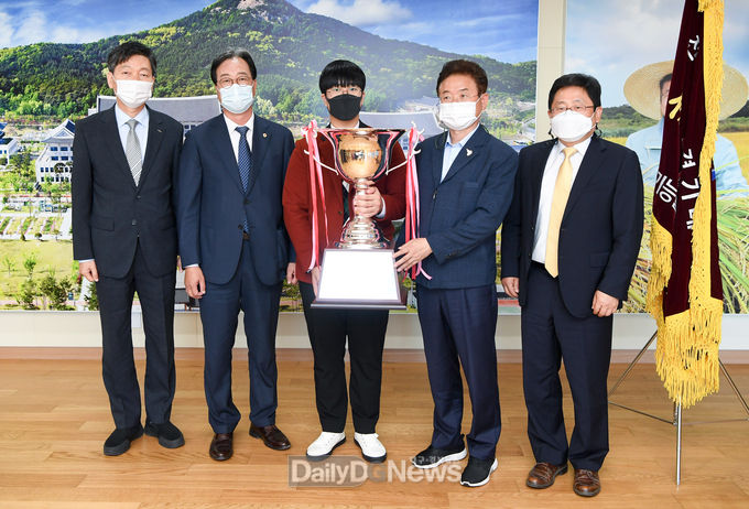 전국기능경기대회 유공자 격려(왼쪽부터 김태정 한국산업인력공단 경북지사장, 지상근 도기능경기위원회 기술위원장, 윤서준 그래픽디자인 금메달 수상자, 지사님, 이준우 구미전자공고 교장)