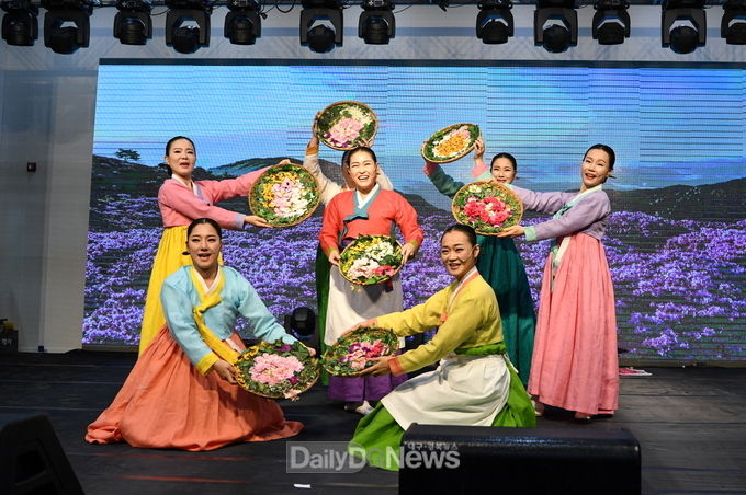 개막식 덴동어미 화전놀이 공연 모습