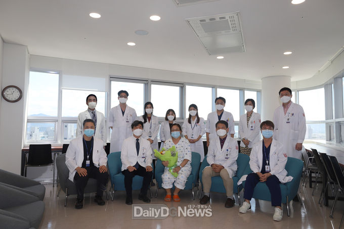 뇌사 신장이식수술을 받은 환자와 계명대 동산병원 신장이식팀 모습. (사진=계명대 동산병원 제공)