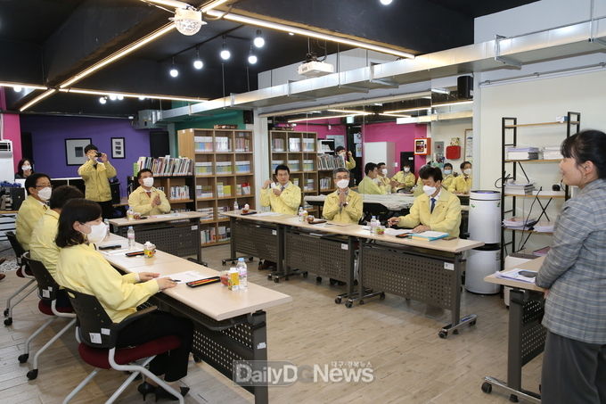 대구시의회 교육위원회가 12일 대구 유일의 가정형 Wee센터 '꿈꾸라'를 방문하고 위기 청소년 지원책을 모색하고 있다. (사진=대구시의회 제공)