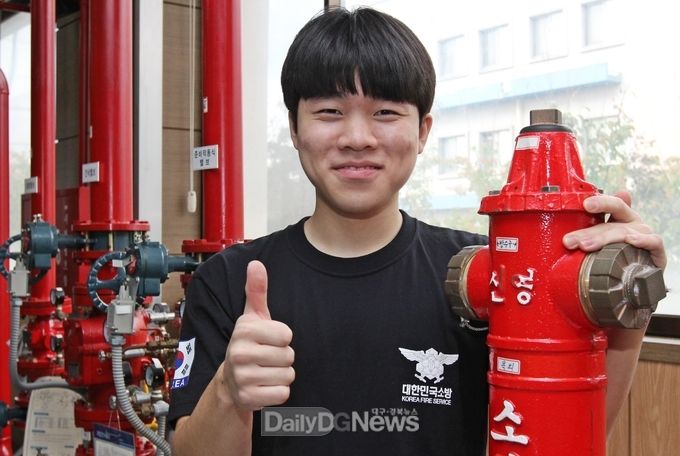 사진설명) 올해 강원도 소방공무원 공채시험에서 19세의 나이로 7.3대1의 경쟁률을 뚫고 합격한 구미대 박대성 학생이 10월 13일 학과 실습실에서 수업하고 있다.