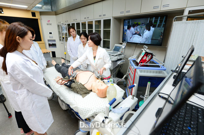 대구보건대학교 간호학과 재학생들이 실습교육을 받는 모습. (사진=대구보건대 제공)