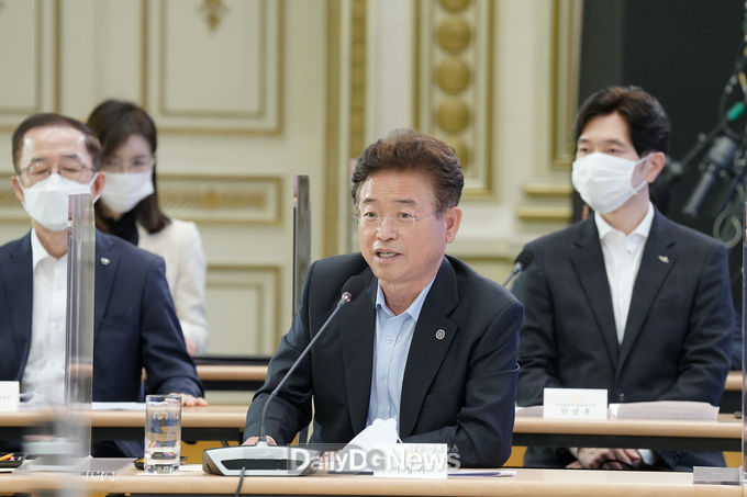 10월 13일 청와대에서 개최된 ‘제2차 한국판 뉴딜 전략회의’에 참석한 이철우 도지사가 ‘경북형 뉴딜 3+1 종합계획’을 소개하고 있다.