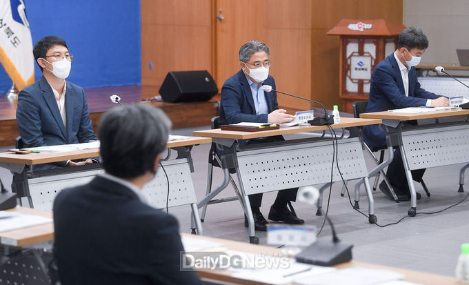 경상북도가 도내 23개 시군과 통합신공항 연계 경북발전전략을 모색하기 위해 10월 14일 도청 화백당에서 ‘신공항 연계 시․군 미래전략회의’를 개최하고 있다.