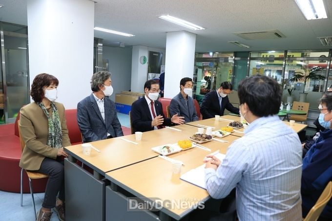 장상수 대구시의회 의장이 14일 전통시장 '송라시장'을 방문해 상인들과 간담회를 가지고 있다. (사진=대구시의회 제공)