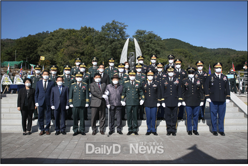 육군 제2작전사령부는 15일 경북 칠곡군 자고산 한·미 우정의 공원에서 ‘낙동강 방어선 전투 70주년 전승기념식’을 개최하고 기념촬영을 하고 있다. (사진=2작전사 제공)