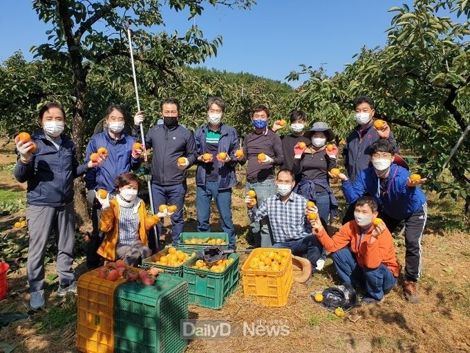 청도군의회, 이서면 소재 농가에서 농촌일손돕기 지원<br>
