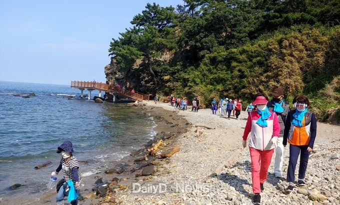 관광 참가자들이 포항 호미반도 해안둘레길을 걷고 있다