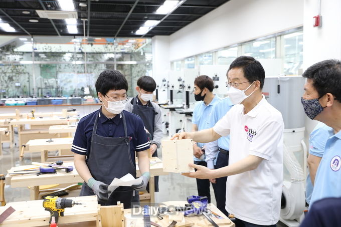 지난 7월 사곡고 메이커교육관 1일 메이커체험교실 -목공실습