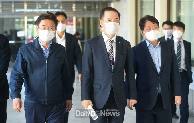 10월 15일 대구시청에서 열린 지역균형뉴딜 ‘대구경북포럼’에 사진 왼쪽부터 이철우 경북도지사, 김사열 국가균형발전위원장, 권영진 대구시장이 나란이 참석하고 있다.