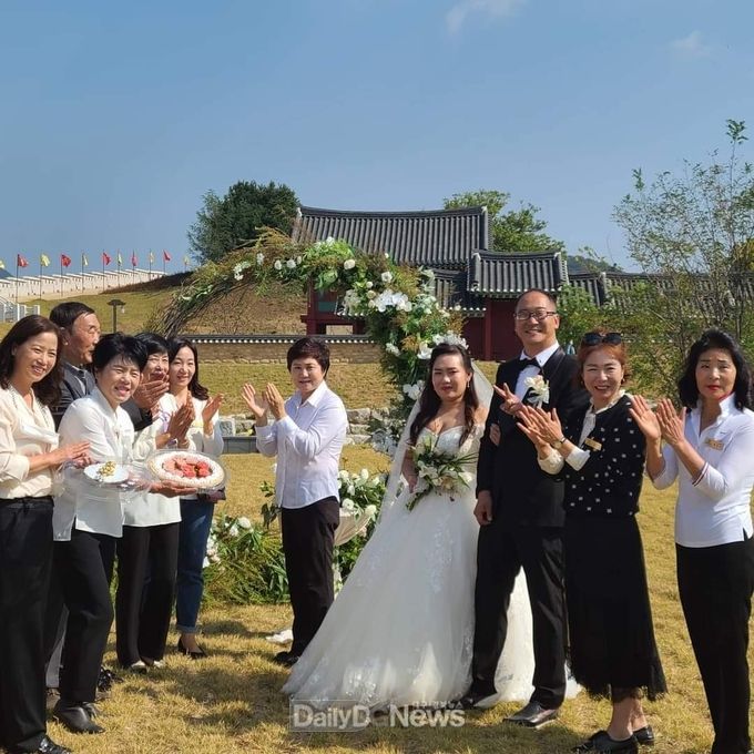 석상민 부부가 10월 17일 성주역사테마파크에서 작은결혼식을 진행하고 동료들로부터 축하를 받고 있다.