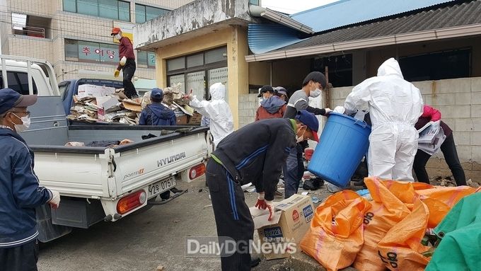 군위읍 맞춤형 복지담당, 사례관리 대상자 주거환경개선 실시