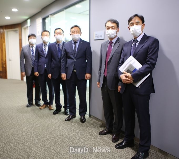한국농어촌공사 감사실은 나주본사10층에 영상감사장을 마련하고 언택트시대 자체감사활동 강화에 나섰다(조익문상임감사-사진오른쪽에서 세번째)