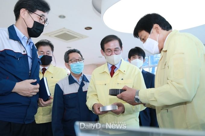 대구시의회는 19일 경창산업을 방문해 애로사항을 청취하고, 위기 극복을 위한 방안을 논의했다. (사진=대구시의회 제공)