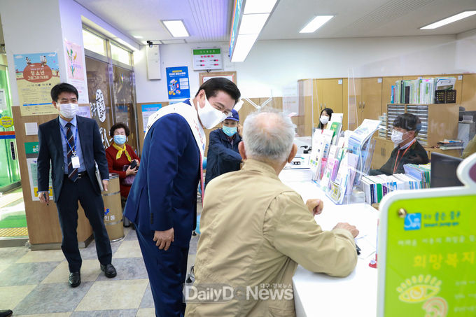 류규하 대구 중구청장이 19일 '구청장 1일 동장제'를 실시하고 주민들의 생생한 목소리를 듣고 있다. (사진=중구청 제공)