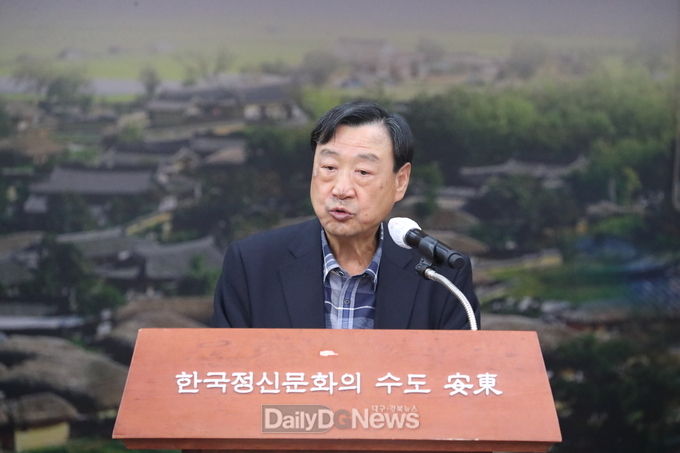 사진 데일리대구경북뉴스 김형만 기자) 한국정신문화재단이 10월 20일 오전 10시 30분, 안동시청 웅부관 청백실에서 기자회견을 열어 오는 10월 30일부터 개최하는‘제7회 21세기 인문가치포럼’ 기획 의도, 취지와 주요 행사일정에 대해 발표하고 있다.