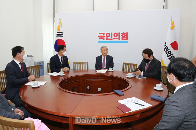 경상북도의회 고우현 의장이 10월 20일( 국민의힘 김종인 비상대책위원장을 방문해 지방자치법 개정 관련 건의사항을 전달하고 현재 국회에 계류 중인 ‘지방자치법 전부개정안’의 조속한 국회통과를 촉구하고 있다.