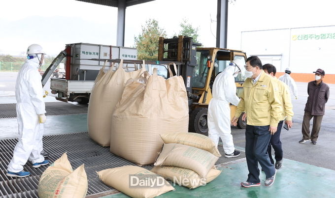 주낙영 경주시장, 공공비축미 매입현장 방문 농업인 격려