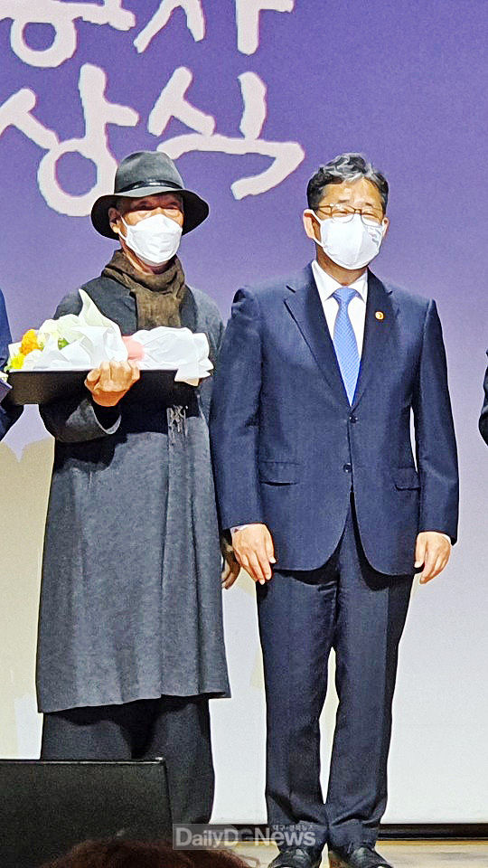 19일 국립중앙박물관에서 열린 수여식에서 옥관 문화훈장을 수훈한 박대성 화백(왼쪽)이 박양우 문체부 장관(오른쪽)과 기념촬영을 하고 있다