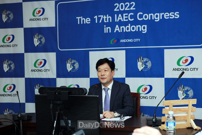 박성수 안동시 부시장이 10월 15일 저녁 8시30분(한국시간) 온라인(ZOOM)으로 ‘2022년 제16회 국제교육도시연합 세계총회’ 유치신청 발표를 진행하고 있다.