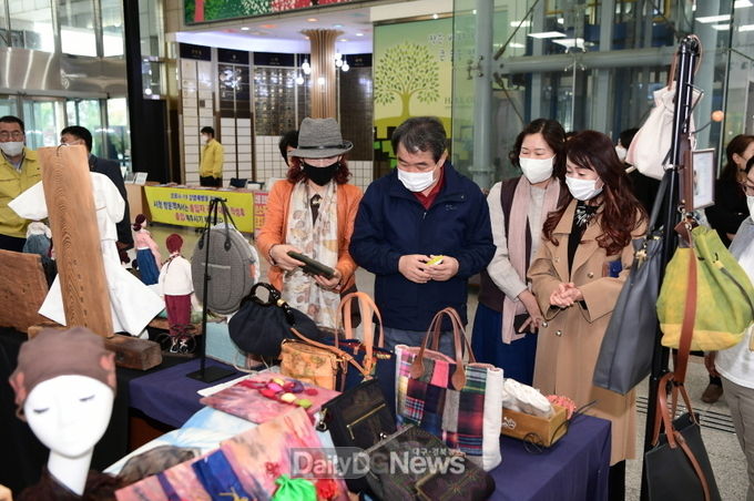 오는 23일까지 김천시청 로비에서 공예품 전시회 개최