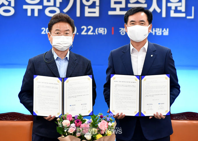 경상북도는 관내 우수 중소기업 보증지원 확대로 지역경제를 활성화시키기 위해 10월 22일 경북도청 회의실에서 이철우 경상북도지사(사진 왼쪽)와 김상택 SGI서울보증 대표이사 등이 참석한 가운데 ‘경상북도 선정 유망기업 보증지원’을 위한 업무협약을 체결하고 기념촬영을 하고 있다.