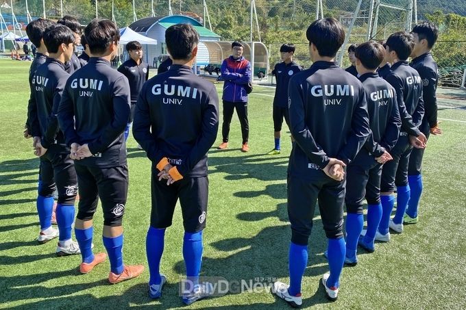 16강 승리를 다짐하며 훈련에 임하는 구미대 축구부 선수들