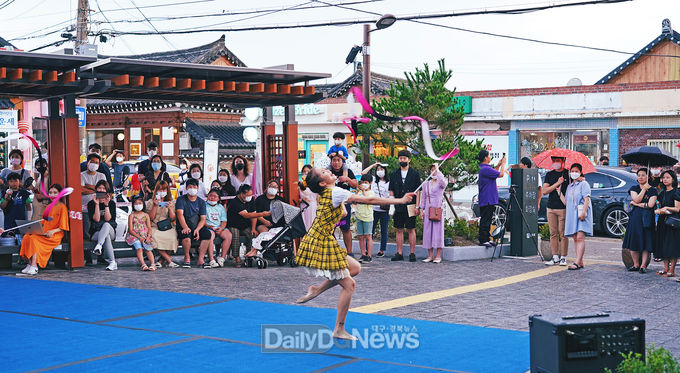 '인피니티 플라잉' 팀이 지난 7월 경주 황리단길(황남동 일원)에서 펼친 버스킹 공연 모습