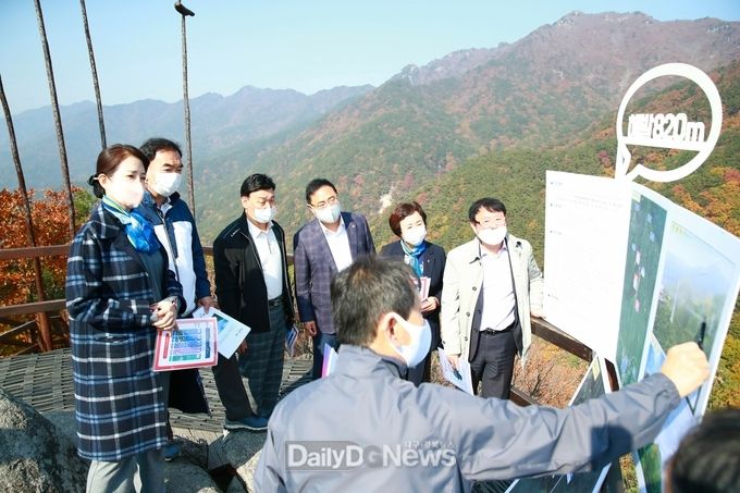 대구시의회 문화복지위원회 소속 의원들이 27일 팔공산 구름다리 설치 예정지를 방문하고 현장을 점검하고 있다. (사진=대구시의회 제공)