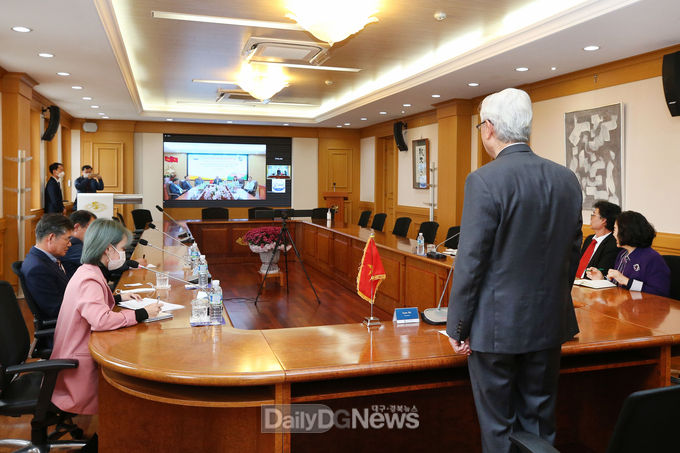 계명대학교가 22일 베트남 수자원대학과 원격화상 회의를 통해 학술교류를 논의하고 협정체결식을 가지고 있다. (사진=계명대 제공)