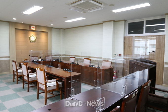 상주시의회, 투명가림막 설치로 코로나19 예방