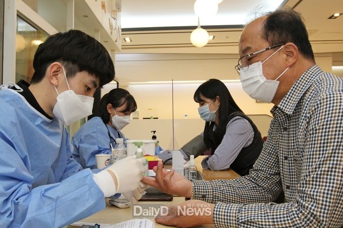 구미대학교)학부모대기실에서 혈압, 혈당을 측정해 건강을 점검하고 있다.