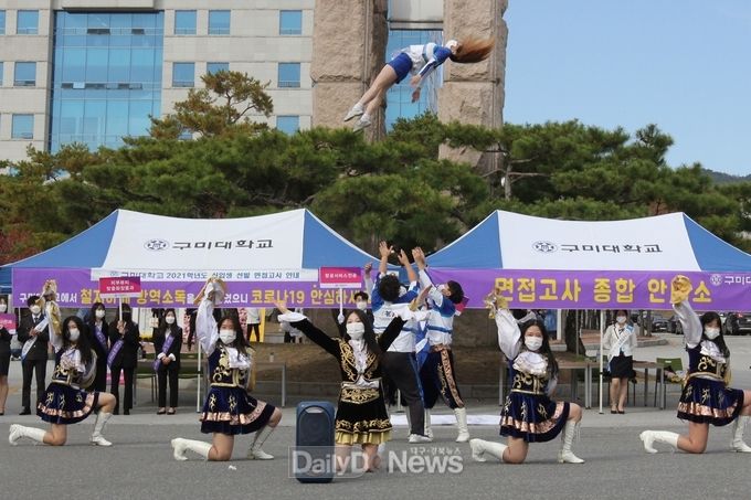 천무응원단의 길거리 퍼포먼스로 준비한 버스킹 공연 모습
