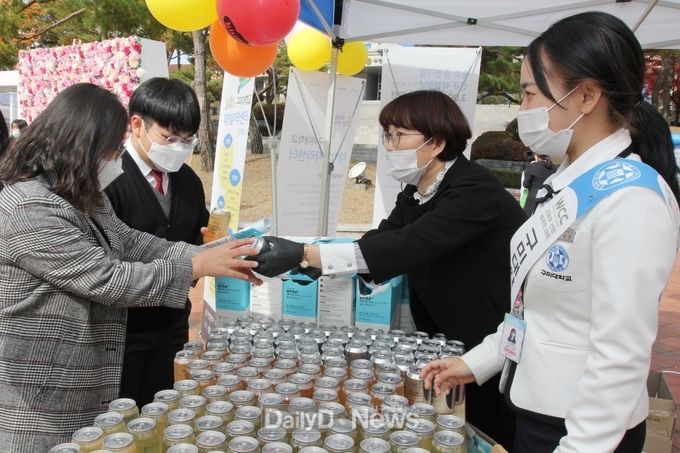 대학일자리센터에서 준비한 과일음료와 방역마스크를 학부모와 학생에게 나눠주고 있다.