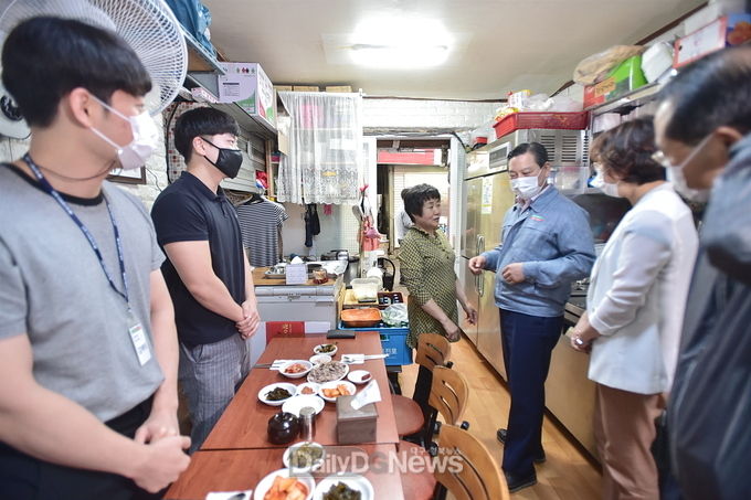 조재구 남구청장이 지난 추석 명덕시장에서 전통시장 살리기 점심 투어 행사 실시하는 모습. (사진=남구청 제공)