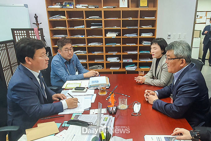 10월 28일 김학동 예천군수(사진 오른쪽)와 김은수 예천군의회의장(오른쪽 두번째)이 함께 국회를 방문해 주요사업에 대해 설명하고 있다.