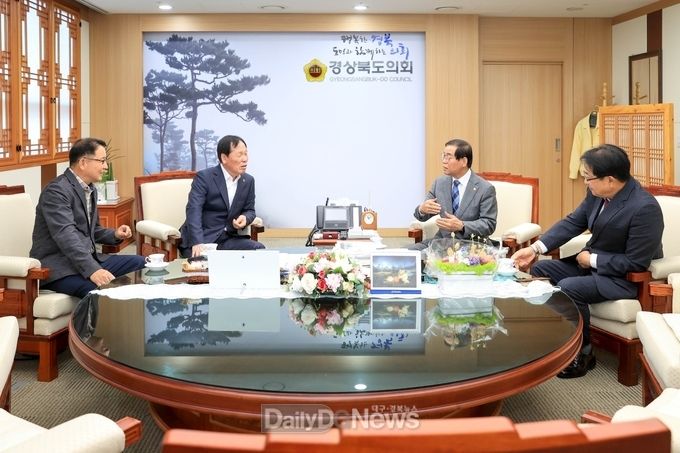 장상수 대구시의회 의장이 고우현 경상북도의회 의장과 대구, 경북 상생발전 방안을 논의하고 있다. (사진=대구시의회 제공)