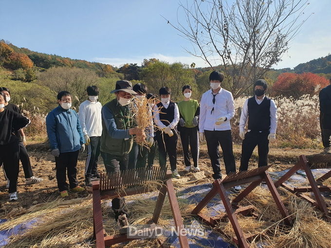 문경돌리네습지 친환경 논농사 벼베기 등 체험 행사 열려<br>

