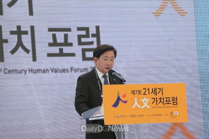 10월 30일 제7회 21세기 인문가치포럼 개막식에 참석한 권영세 안동시장이 인사말을 하고 있다.