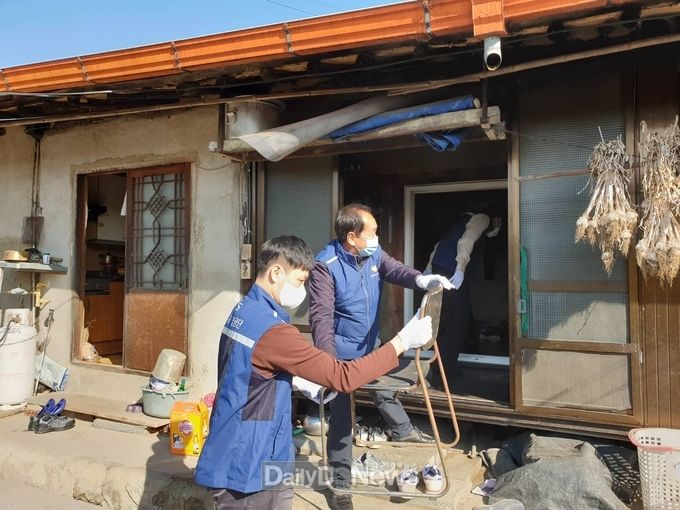 한국교통안전공단 직원들이 10월 30일 김천시 구성면에서 소외된 이웃을 위한 사회공헌 활동을 전개하고 있다.